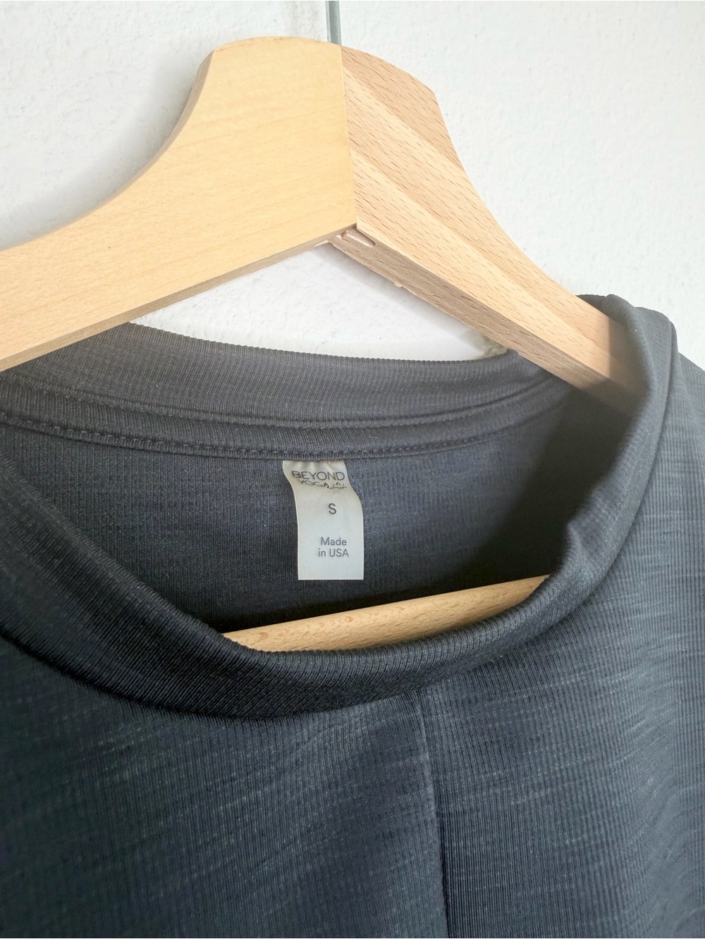 Beyond Yoga Center Stage Cropped Long Sleeve Top Size Small - Picture 3 of 4